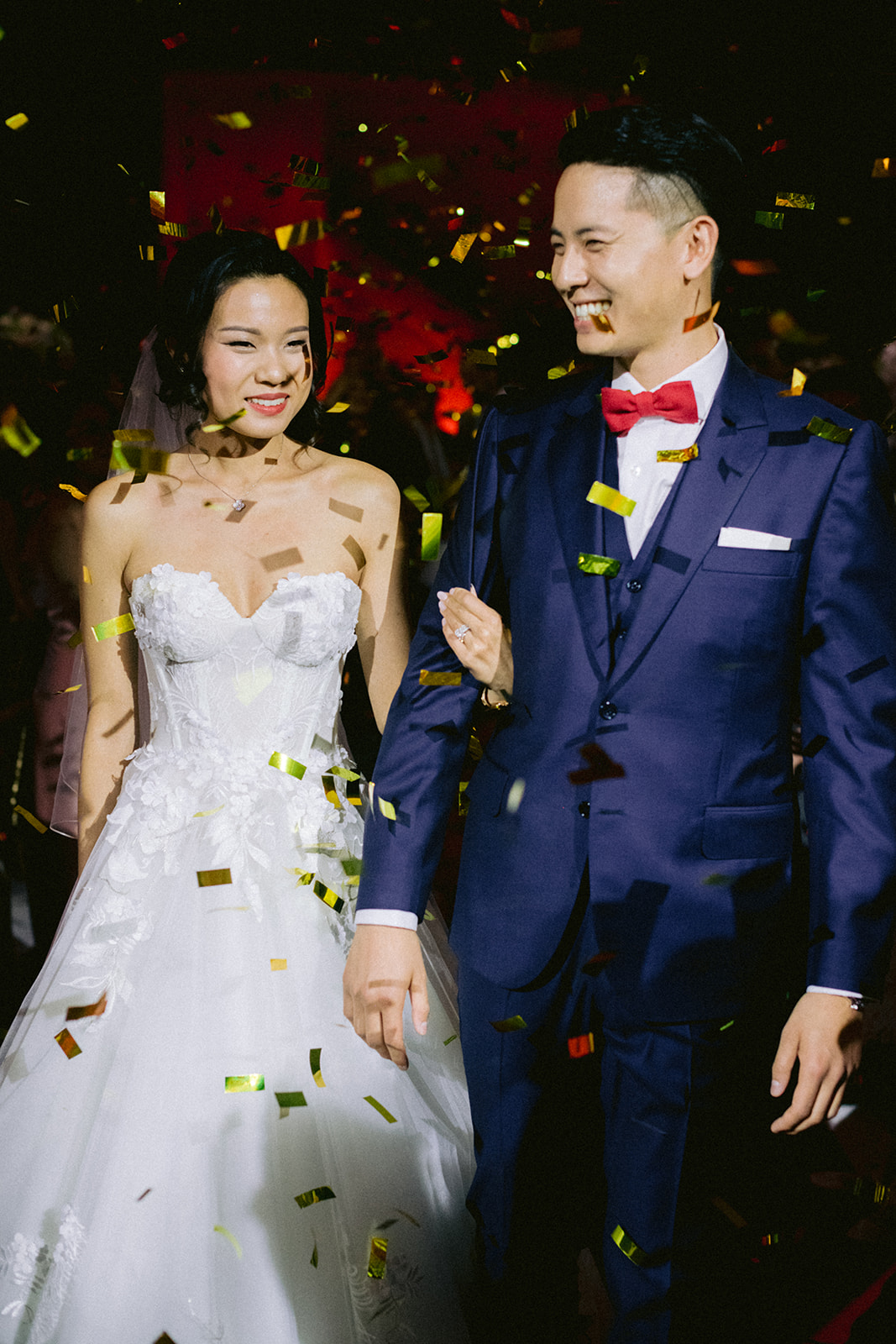 les mariées arrivent dans la salle de réception avec le sourire aux lèvre mariage réussi